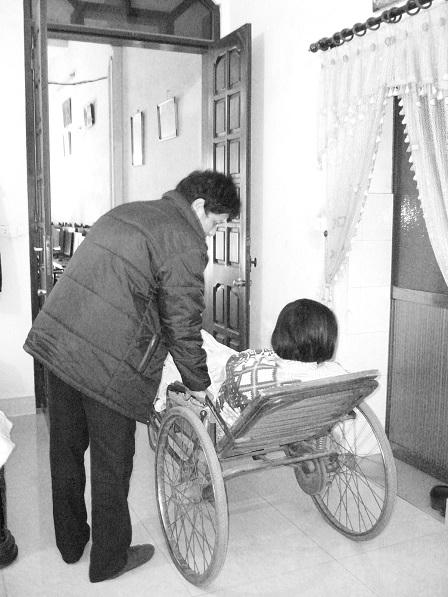 Tình yêu hiếm có của người chồng với vợ 20 năm liệt toàn thân 